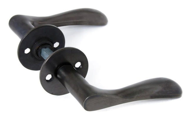 Dørgreb Earth Gun Metal med rosetter cc30 og nøglehuller