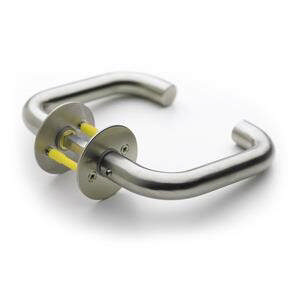 Randi Line 18 dørgreb 702004AB U massiv roset CC30, sæt